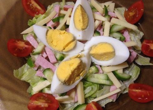 1. Этап. Салат Фрешер: Помидоры черри и яйца нарежем на 4 части и красиво выложим на тарелку. Посыпаем солью и поливаем заправкой - оливковое масло с лимонным соком или майонезом. Салат готов.