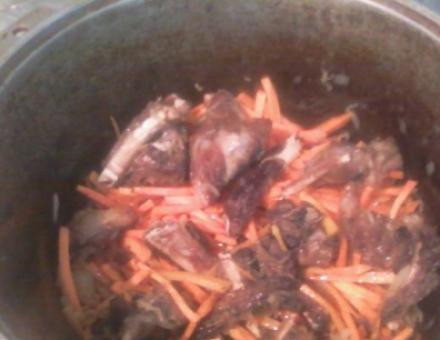 1. Этап. Плов с бараньими ребрышками: 3. Теперь добавим морковь. Перемешаем. Солим и перчим по вкусу.