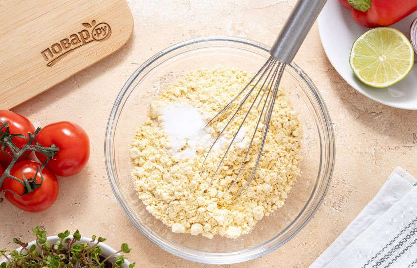 1. Этап. Гордитас с фасолью: Для лепешек смешайте кукурузную муку с солью и разрыхлителем.