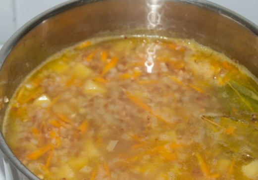 1. Этап. Постный гречневый суп: Затем пассерованные овощи переложите в кастрюлю к супу, добавьте специи и лавровый лист, варите еще минут 10.