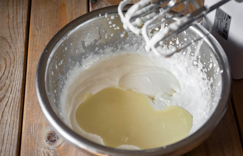 1. Этап. Мороженое из сливок и сгущенки в домашних условиях: Ко взбитым сливкам влейте сгущенное молоко.