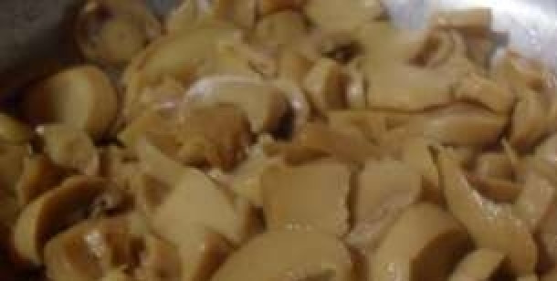 1. Этап. Суп грибной с гречкой: Пока готовится мясо, займемся грибами. Нарезаем их на мелкие кусочки и варим в подсоленной воде. Варим до тех пор, пока вода не закипит.