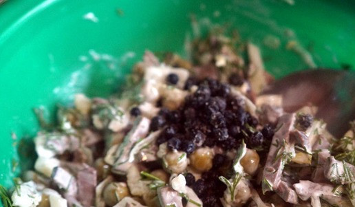 1. Этап. Салат с говяжьим сердцем и маринованными овощами: Отправить в миску кампотский перец целиком, все перемешать.