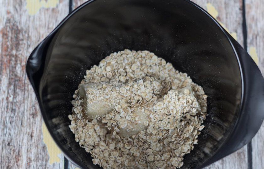 1. Этап. Здоровое печенье из банана: 1. Мягкий банан соедините в глубокой миске с хлопьями.