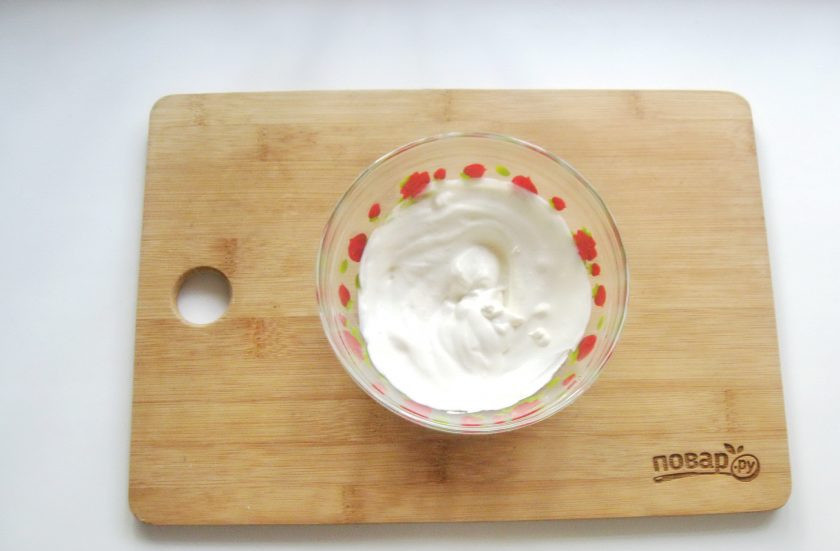 1. Этап. Салат Аристократ с курицей: Перемешайте майонез, сметану и горчицу.