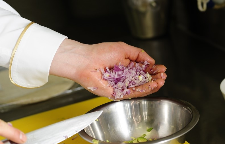 1. Этап. Простой салат из авокадо: Затем мелко режем лук и добавляем к авокадо.