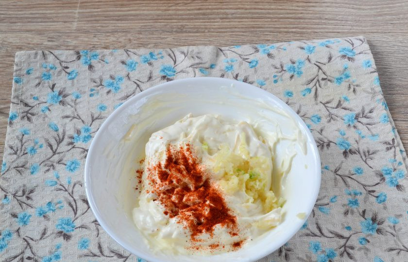 1. Этап. Сочное куриное филе по-французски: Затем выдавите пару зубчиков чеснока, добавьте паприку и перец черный молотый, слегка посолите.