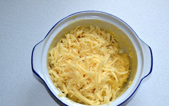 1. Этап. Заварные французские булочки: Добавьте сыр в тесто, оставив пару ложек.