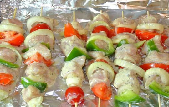 1. Этап. Курица на шпажках с овощами: 8. Выкладываем шашлык на фольгу, заворачиваем и отправляем его в разогретую духовку. За 10 минут до того, как вытащите шашлык из духовки, разверните фольгу и дайте мясу и овощам подрумяниться.
