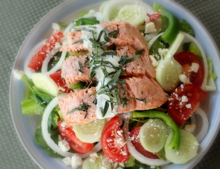 1. Этап. Греческий салат с семгой: Сложить овощи и зелень в салатник. Выложить очищенные от косточек маслины. Посолить, поперчить, добавить орегано. заправить маслом и перемешать. Распределить салат по порционным тарелкам, сверху выложить куски семги, полить лимонным соком. Приятного аппетита!