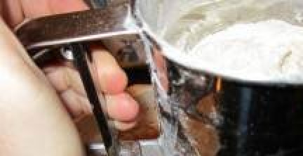 1. Этап. Торт Шифоновая Прага: Муку смешать с солью, содой, разрыхлителем и просеять в желтки.