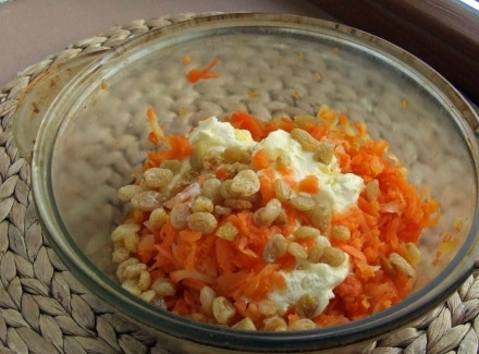 1. Этап. Морковная коврижка: 1. Очистите и натрите на мелкой терке морковь. Тем временем залейте горячей водой изюм, затем обсушите немного и добавьте к моркови. Выложите размягченное сливочное масло.