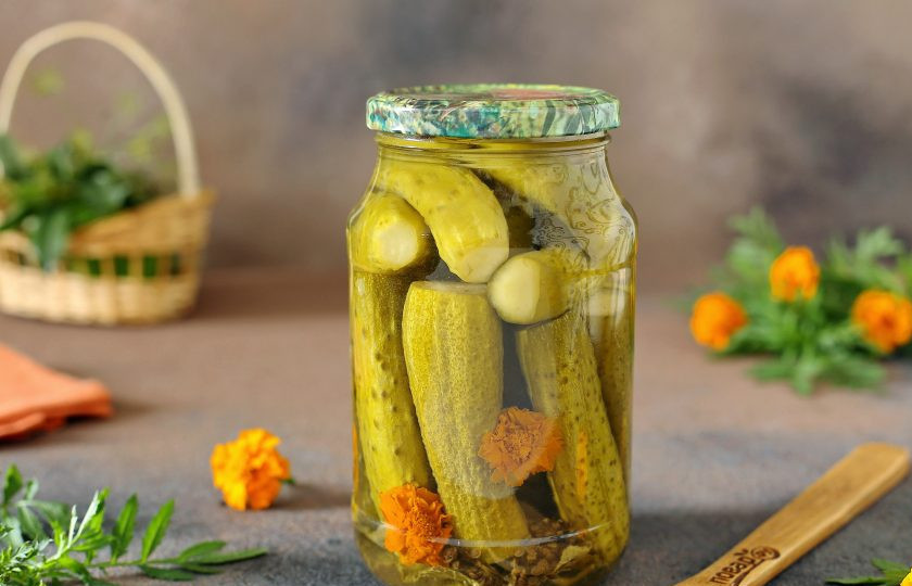 1. Этап. Засолка огурцов с бархатцами: Засолка огурцов с бархатцами готова!