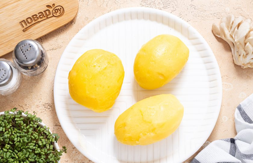 1. Этап. Картофель фаршированный вешенками: Картофель очистите от кожуры.