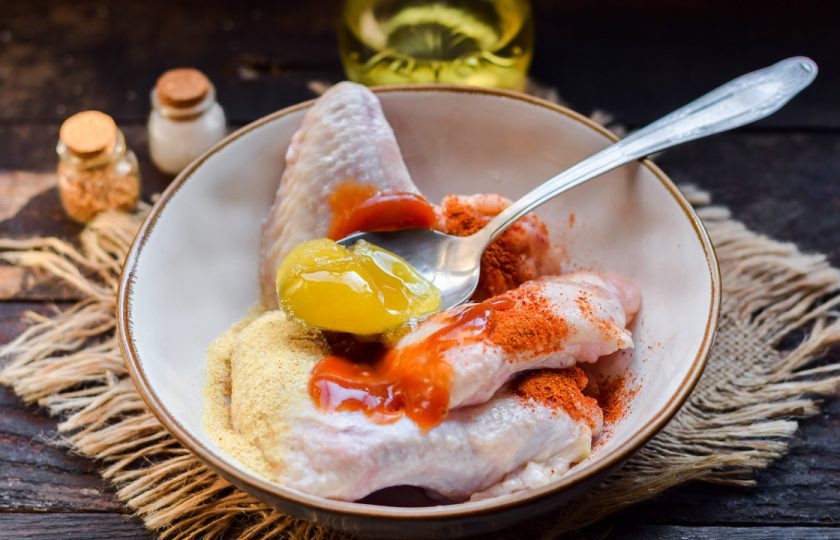 1. Этап. Сладко-острые крылышки: Добавьте к крылышкам мед.