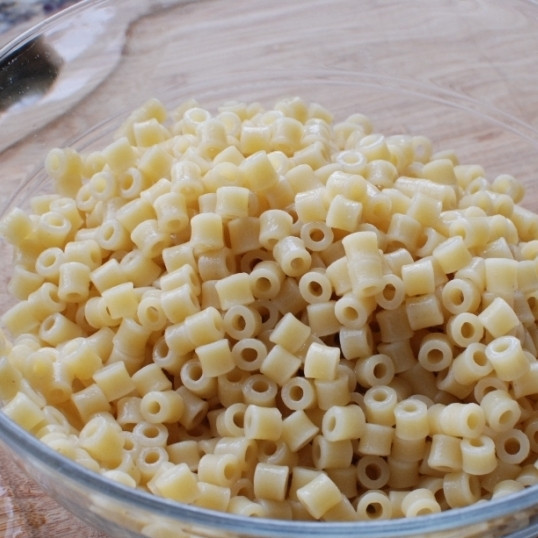 1. Этап. Густой итальянский томатный суп с макаронами и фаршем: Готовые макароны откидываем на дуршлаг, промываем и отставляем до готовности супа.