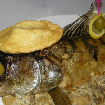 Судак, фаршированный креветками