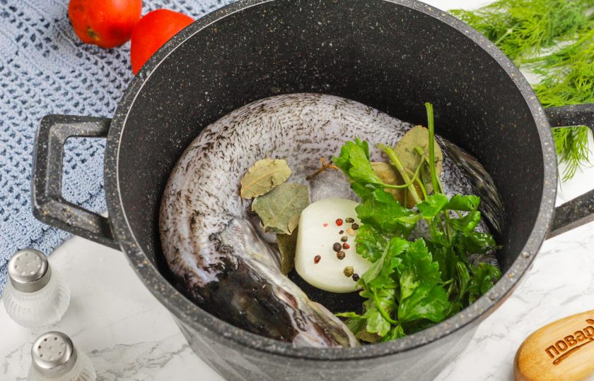 1. Этап. Отварная щука: Всыпьте горошины черного перца, выложите сельдерей. По желанию добавьте и другие специи, пряности.