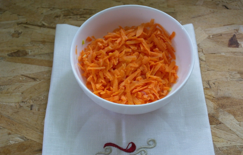 1. Этап. Мясо с овощами в горшочках: Морковь натрите на терку.