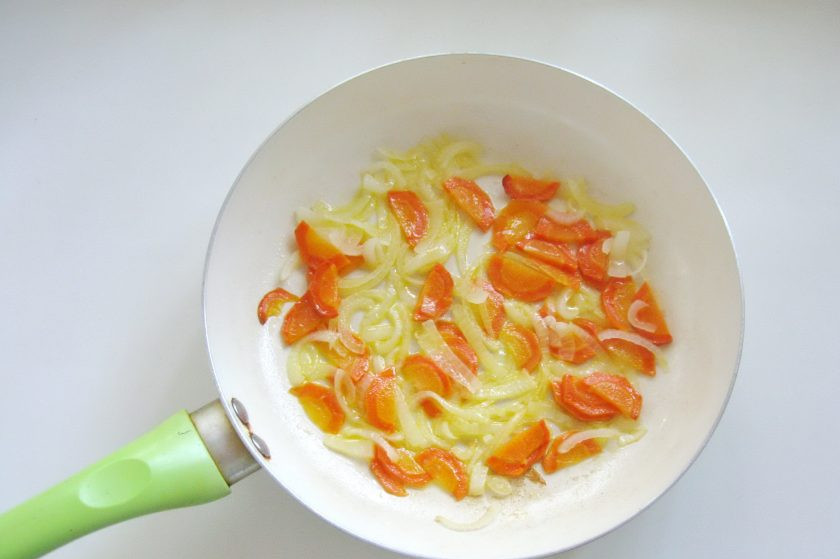 1. Этап. Куриное филе с шампиньонами в сметане: Налейте подсолнечное масло и слегка поджарьте лук с морковью.