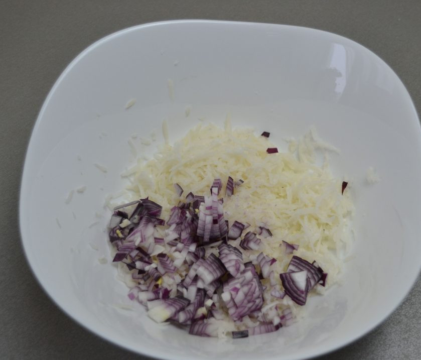 1. Этап. Редька с квасом: Добавьте к редьке мелко нарезанный лук.