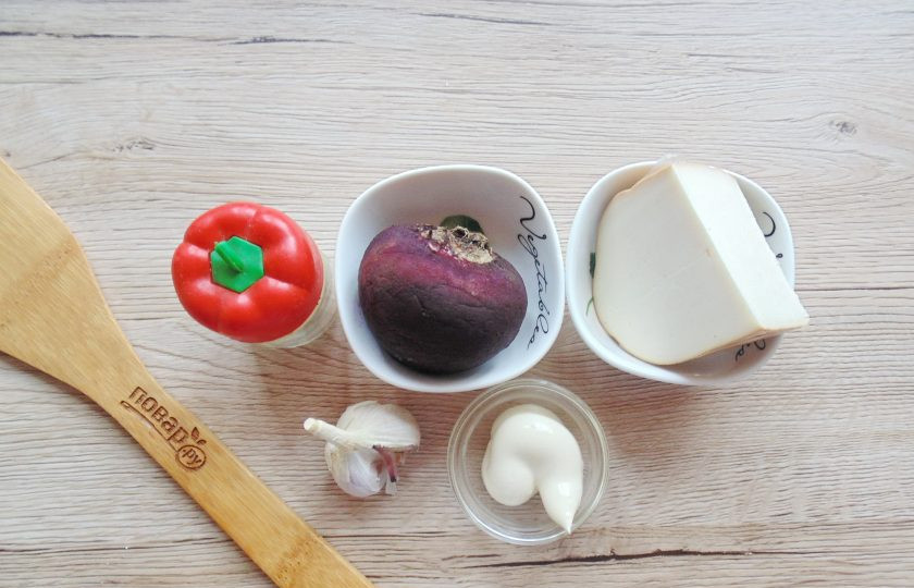 1. Этап. Салат со свеклой и копченым сыром: Подготовьте ингредиенты для приготовления салата из свеклы с копчёным сыром.