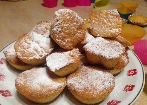 1. Этап. Творожные кексы в силиконовых формочках: Слегка остывшие кексы посыпаем сахарной пудрой.