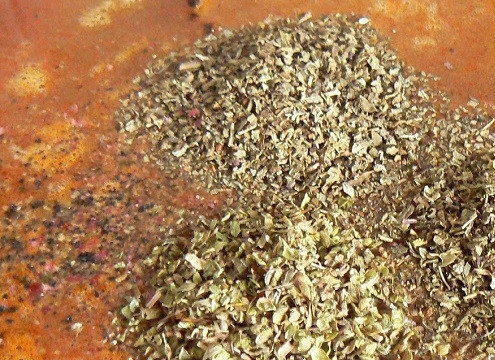 1. Этап. Рецепт жаркого из свинины с картошкой: Добавим к мясу стакан воды и тщательно перемешаем, чтобы мука хорошо разошлась в будущем соусе. Добавим еще стакан воды, половину соли и все специи. Готовим минут 15.