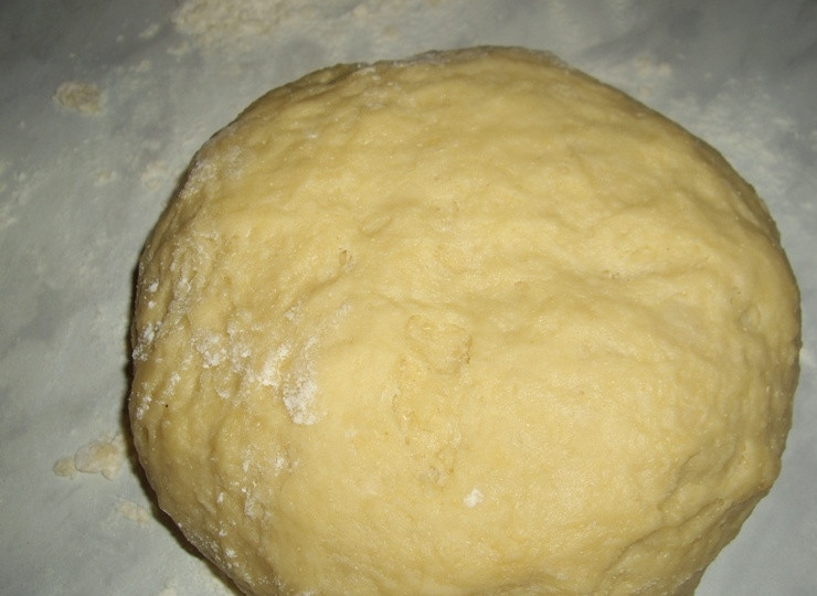 1. Этап. Лимонник (пирог из дрожжевого теста): После этого аккуратно вливайте молоко, замешивая тесто. Оставьте его в тёплом месте на 1 час.