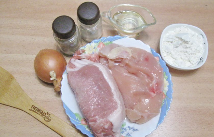 1. Этап. Пельмени из свинины и курицы: Подготовьте ингредиенты для приготовления пельменей из свинины с курицей.