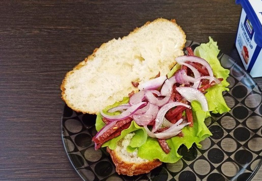 1. Этап. Мексиканская торта с чоризо: Добавить маринованный лук.