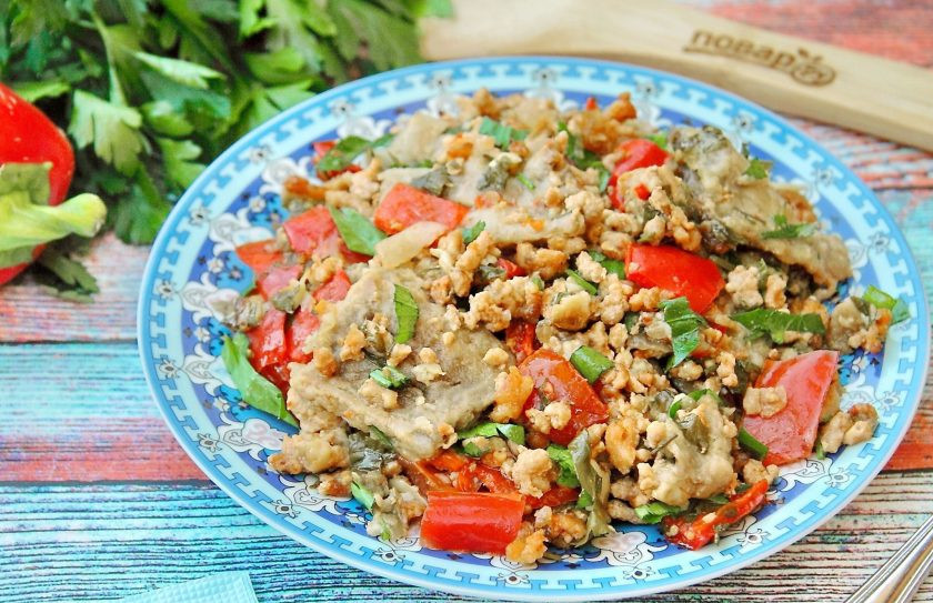 1. Этап. Баклажаны с мясом и овощами: Затем фольгу снимаем, смазываем верх сметаной и готовим еще примерно 15 минут. Баклажаны с мясом и овощами готовы. Подаем в горячем виде как самостоятельное блюдо.