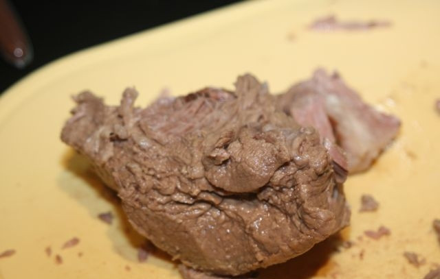 1. Этап. Салат Оливье с морковью: Отварить говядину до готовности. Остудить. Мелко нарезать.