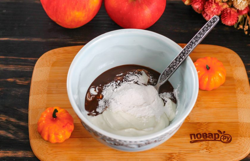 1. Этап. Улыбка с зубами на Хэллоуин: Сметану любой жирности смешайте в емкости с сиропом какао и загустителем для сливок в течение 3 минут. Можно использовать вареную сгущенку.