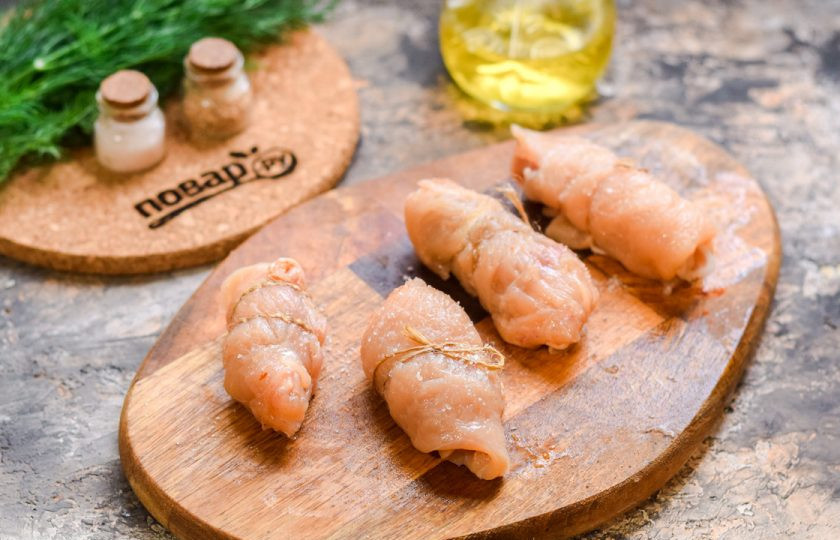 1. Этап. Рулетики в панировке: Сверните филе рулетиками, чтобы хамон был внутри.