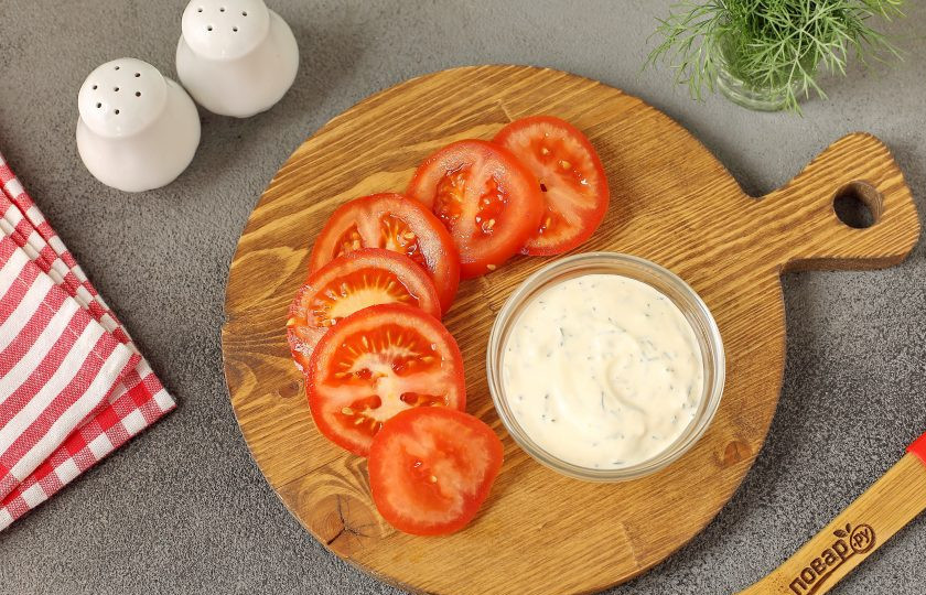 1. Этап. Пирамидки из баклажанов: Для соуса соедините сметану, майонез, давленный чеснок и укроп. Помидор нарежьте кружочками.