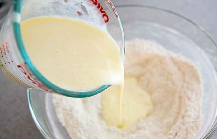 1. Этап. Овсяный хлеб: 1. Выложите овсянку в кухонную машину и измельчите. Смешайте овсянку с мукой, содой, солью и сахаром. В другой емкости смешайте пахту (кефир) с яйцом. Соедините жидкие ингредиенты с сухими.