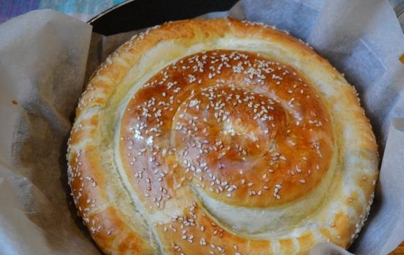 1. Этап. Слоеный пирог с сыром и зеленью: Ставить пирог нужно в очень хорошо прогретую духовку (где-то до 200 градусов), а выпекать около 30-40 минут.