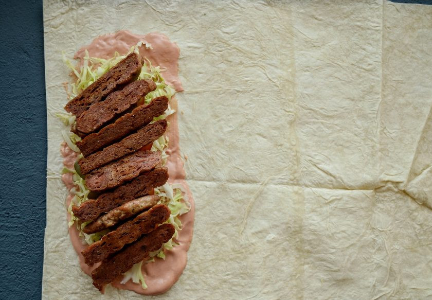 1. Этап. Постная шаурма: Затем выложите ломтики сейтана.