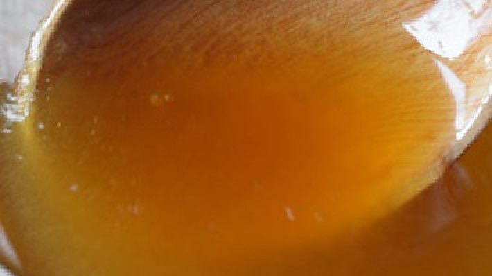 1. Этап. Кутья с изюмом: Если у вас густой мёд - подогрейте его на водяной бане, чтобы он стал более жидким.