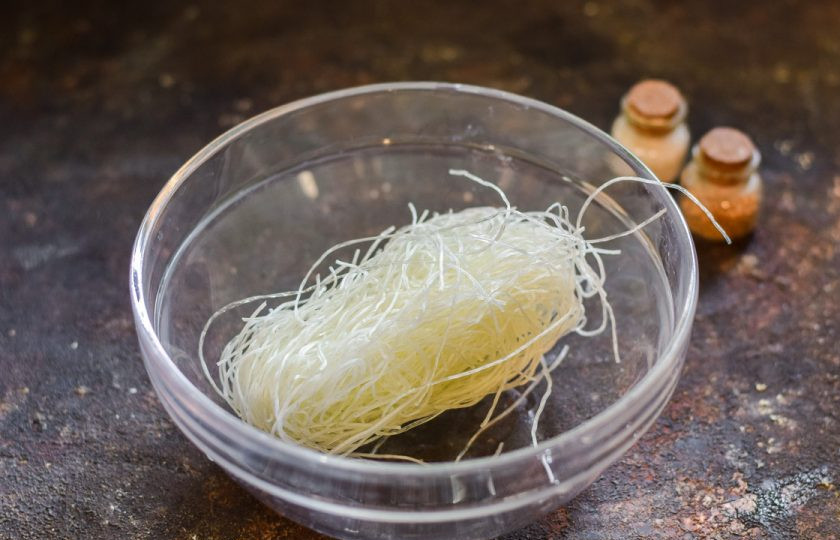 1. Этап. Фунчоза с тунцом: Фунчозу переложите в глубокую миску, параллельно доведите до кипения воду в чайнике.