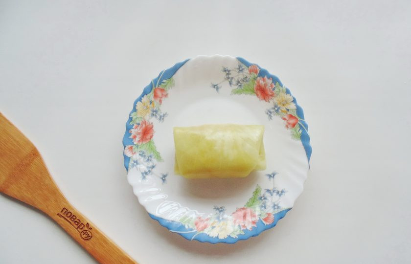 1. Этап. Голубцы по-польски: Сверните голубец конвертом. Так поступите со всем фаршем и капустными листьями.