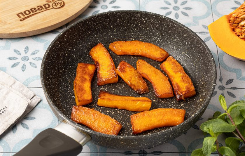 1. Этап. Тыква по-сицилийски: Слейте масло и удалите зубчики чеснока.