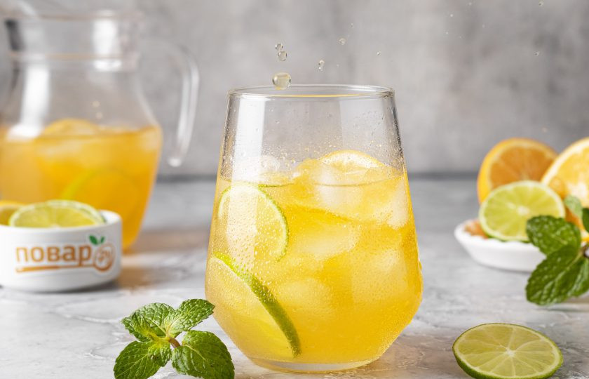 1. Этап. Холодный чай с лаймом и лимоном: Готовый напиток подавайте со льдом, кружочками лайма и лимона.