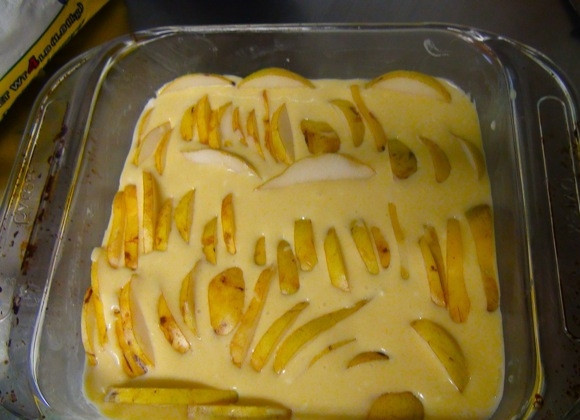 1. Этап. Запеканка творожная с грушей: 4. Груши вымойте, обсушите и нарежьте тонкими ломтиками, удалив сердцевину. Выложите груши в форму и отправьте в духовку.