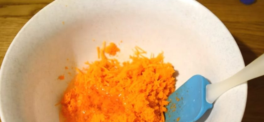 1. Этап. Морковный пирог с меренгой: 1. Свежую морковь очистите и натрите на мелкой терке. Добавьте к ней растительное масло. Желтки отделите от белков и добавьте к моркови. Один белок отложите для украшения.