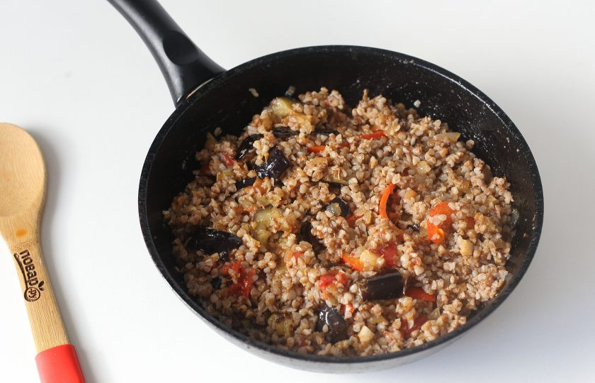 1. Этап. Гречка по-бакински: Перемешайте, накройте крышкой и томите на небольшом огне около 15 минут. Гречка по-бакински готова.