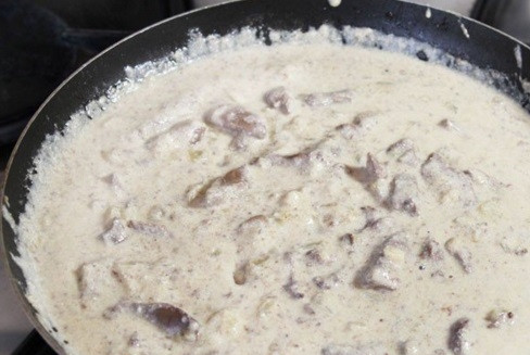 1. Этап. Печень индейки со сметаной: Чтобы сметанный соус стал гуще, добавляем в него немного муки. Тушим смесь еще 4 минуты на очень тихом огне.