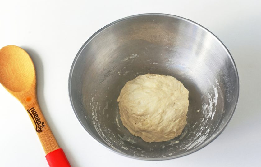 1. Этап. Пицца с тушенкой: Замесите тесто, соберите его в шар, накройте полотенцем и оставьте в теплом месте на 1 час.