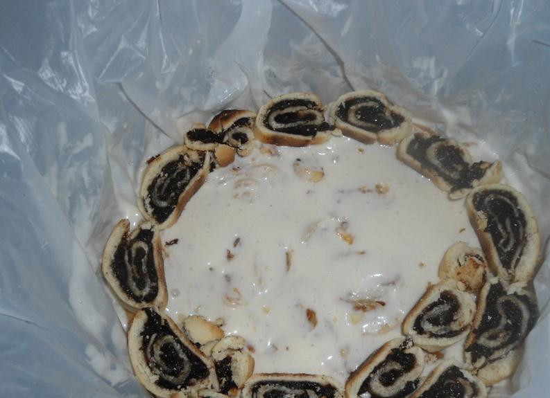 1. Этап. Торт с курагой: Далее выложить второй слой и снова залить кремом, затем выложить третий слой рулетиков с изюмом. Верхний слой особенно тщательно смазать кремом.